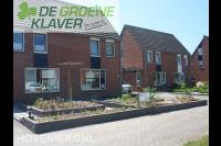 Voortuin met ingebouwde plantenbakken