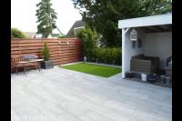 Tuinaanleg met bestrating, kunstgras en veranda