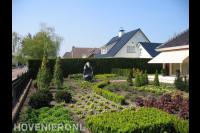 Aanleggen van nieuwe tuin met veel verschillende soorten planten