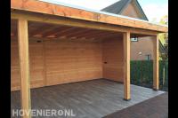 Houten overkapping met bestrating van siertegels
