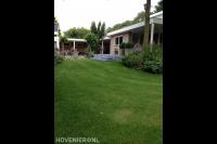 Trap vanaf verhoogd terras naar gazon