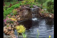 Vijver met watermuur van gestapelde stenen