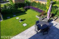 Achtertuin met gazon en kleurrijke beplanting 2