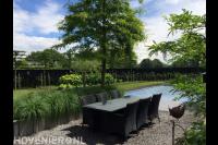 Terras van split met tuinset bij zwembad