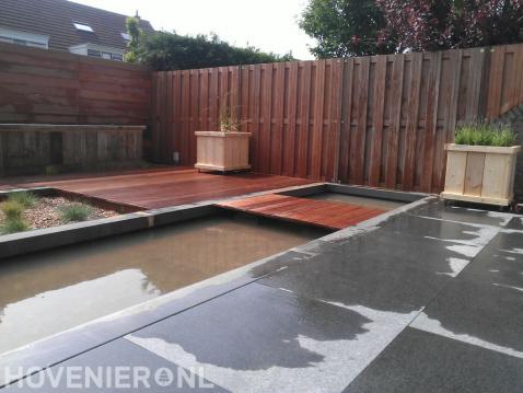 Tuin met vijver en hardhouten vlonder en schutting 1