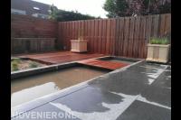 Tuin met vijver en hardhouten vlonder en schutting 1