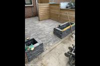 Kleine voortuin met bestrating van klinkers en plantenbakken 2