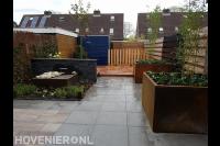 Tuinaanleg met bestrating, kleine vijver, vlonder en plantenbakken