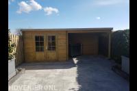 Houten schuurtje met overkapping