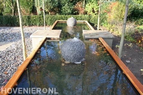 Vijver met waterornamenten