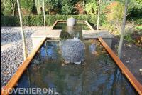 Vijver met waterornamenten