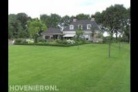 Groot gazon rondom villa