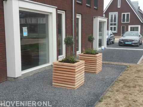 Onderhoudsarme tuin met split en houten plantenbakken