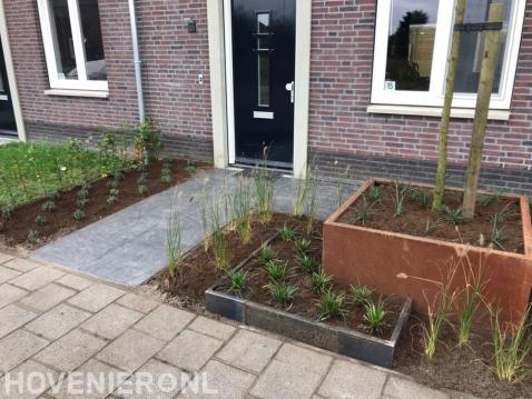 Aanleg van kleine voortuin met bestrating en stalen plantenbakken