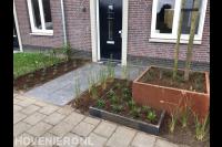 Aanleg van kleine voortuin met bestrating en stalen plantenbakken