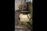 Kleine maatwerk zandbak met zitbankjes