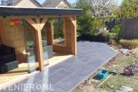 Sierbestrating rondom veranda