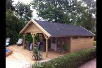 Houten blokhut met veranda en vlonder