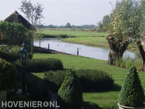 Tuin aan het water met gazon en buxus 1