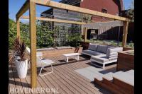 Zithoek met houten vlonder en pergola