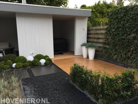 Moderne tuin met luxe overkapping en houten vlonder 2