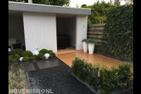 Moderne tuin met luxe overkapping en houten vlonder 2