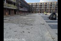 Parkeerterrein en weg bestraten bij appartementencomplex 1
