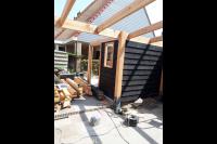 Bouwen van een houten overkapping en schuurtje met veranda 2