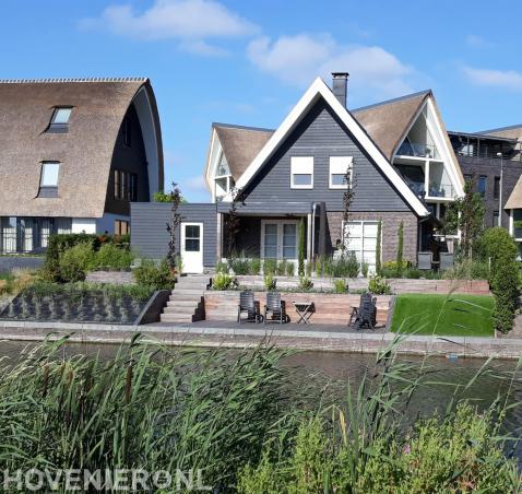 Tuin aan het water met vlonder en gazon