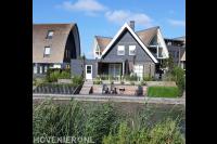 Tuin aan het water met vlonder en gazon