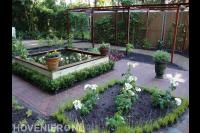 Tuin met vijver en grote pergola 1