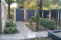 Looppaden van natuursteen in achtertuin