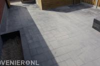 Tuinaanleg met bestrating en plantenbakken