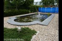 Grote vijver omgeven door kiezels