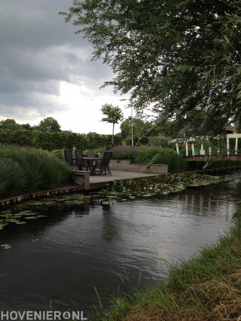 Vlonderterras en beschoeiing bij het water