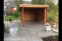 Houten overkapping met bestrating van natuursteen