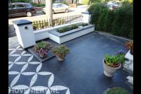 Moderne onderhoudsarme voortuin met sierhekwerk 2