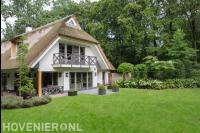 Ruime tuin met veel groen en groot gazon 2