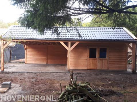 Grote houten schuur met overkapping en pannendak