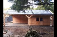 Grote houten schuur met overkapping en pannendak