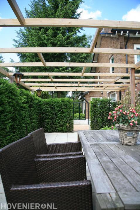 Terras onder grote houten pergola