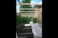 Terras onder grote houten pergola