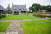 Strak groen gazon en tuinpaden van kasseien