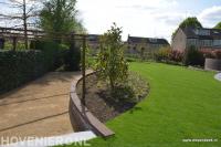 Grote tuin met terras, gazon, vijver met watermuur en pergola 2