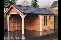 Houten schuurtje met overkapping