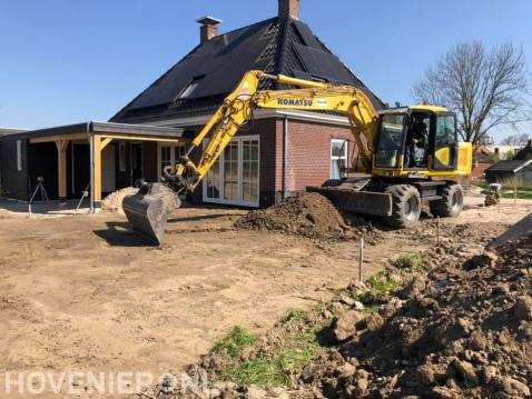 Tuin afgraven met grote kraan