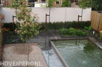 Moderne tuin met bestrating, grind, vijver en leibomen 2