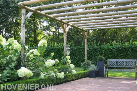 Grote pergola van ronde houten palen