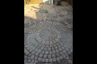 Straatwerk van koppelstenen met cirkelpatroon