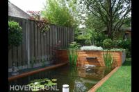 Houten watermuur bij vijver